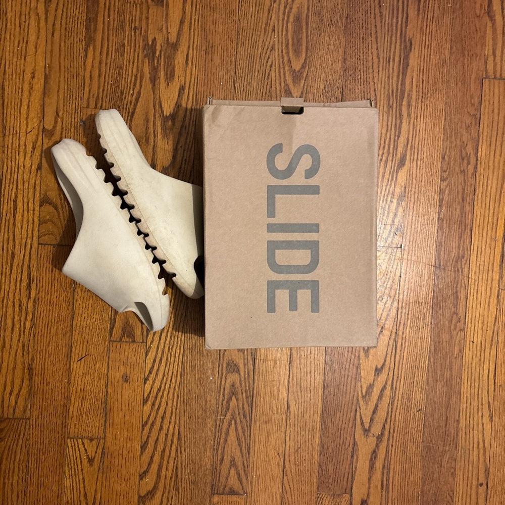 adidas Yeezy Slide in Beige